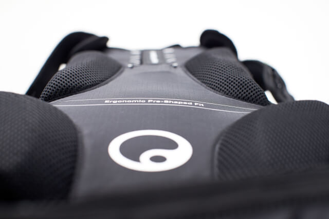 Das Pre-Shaped-Fit-System von Ergon macht’s möglich, wie dieses Foto zeigt: Die Rückenplatte des Rucksacks kann von Hand angepasst werden.